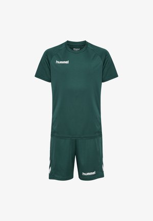 Donkergroen sportkleding set met korte mouwen en shorts, met witte "hummel" logo's op de borst en linkerbeen.
