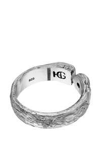 Anello in argento con una superficie testurizzata e irregolare e dettagli incisi; presenta un interno liscio e un marchio per argento sterling 925.