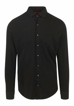 Schwarzes langärmeliges Hemd mit Knopfleiste, spitzem Kragen und sieben Knöpfen vorne, von vorne auf weißem Hintergrund gezeigt.