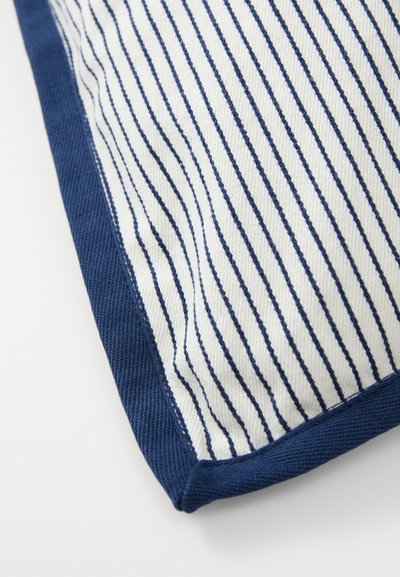 Raiščių užvalkalas su tamsiai mėlynu kraštu, pasižymintis baltu audiniu su plonomis vertikaliomis tamsiai mėlynomis juostelėmis. Audinys atrodo austas ir tvirtas.