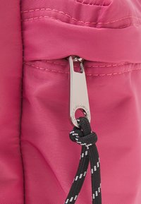 Guess CORE UNISEX - Nahrbtnik - juicy pink