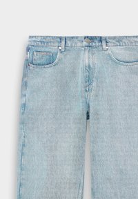 Lichtblauwe denim jeans hebben een rechte snit, vijf zakken en een sluiting met een knoop aan de voorkant. De stof heeft een gestructureerde, licht versleten afwerking.
