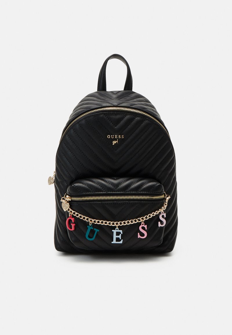 Mochila negra acolchada con herrajes dorados, que presenta un bolsillo con cremallera en la parte frontal adornado con letras multicolores que forman la palabra "GUESS" en una cadena.