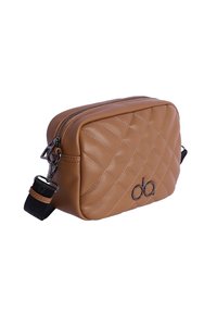 Bolso bandolera de piel acolchada en color tostado con cierre de cremallera, con herrajes negros y un acento de logo en la parte frontal. Incluye correa ajustable.