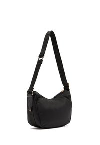 Borsa nera a tracolla con un design curvo, realizzata in tessuto liscio. Presenta una tracolla decorata e una zip dorata per la chiusura, con una tasca laterale.