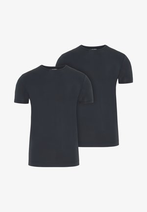 To sorte kortærmede t-shirts lavet af glat stof, med rund halsudskæring og uden synlige mønstre eller detaljer.