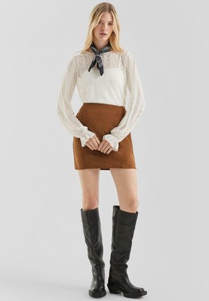 - Spódnica mini