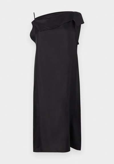 Robe midi noire à épaules dénudées avec une fine bretelle unique et un détail volanté asymétrique le long de l'encolure.