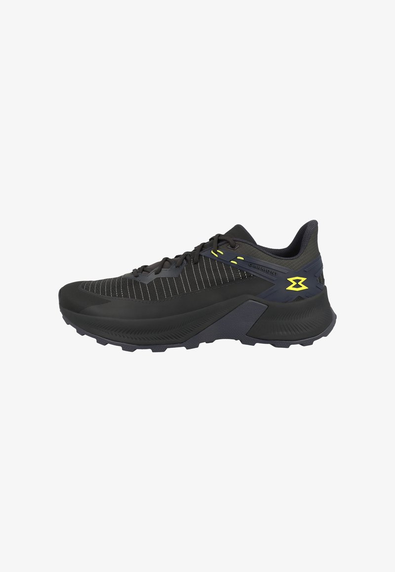 Chaussure de sport noire à semelle épaisse, tige en mesh avec fines rayures, lacets noirs, avec logo jaune et détails sur le côté et le talon.