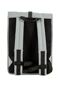 Sac à dos gris avec panneaux en maille noire, bretelles ajustables et éléments en plastique. Il présente un dessus plat et des bords renforcés.