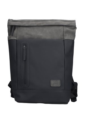 Sac à dos à rabat en matériaux gris foncé et noir, avec une poche zippée à l'avant, des bretelles réglables et une section supérieure texturée.