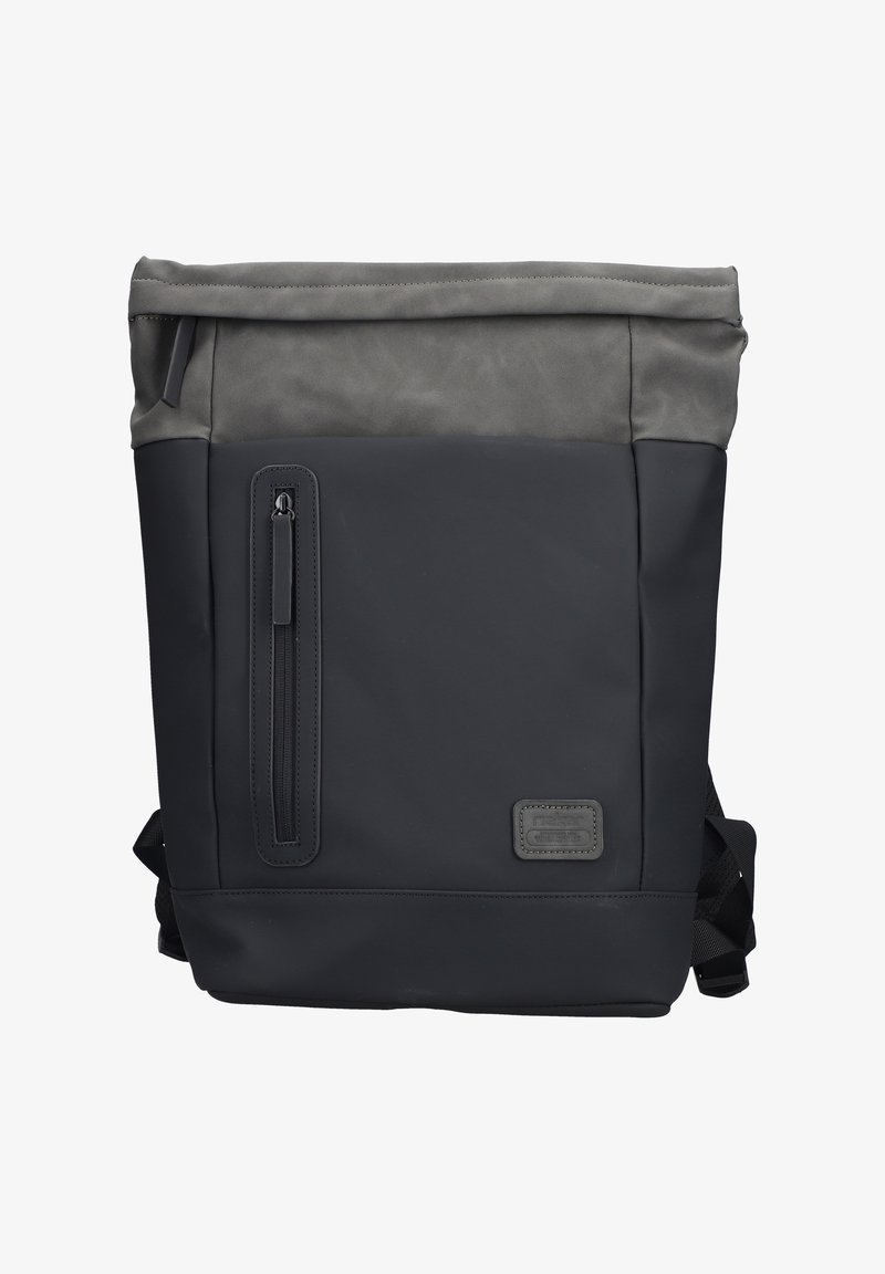 Sac à dos à rabat en matériaux gris foncé et noir, avec une poche zippée à l'avant, des bretelles réglables et une section supérieure texturée.