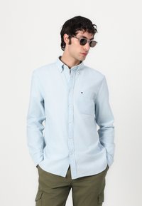 Tommy Hilfiger POCKET SHIRT UNISEX - Button-down blouse - light blue chambray