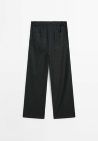 Pantalons larges en tissu sombre à rayures. Dotés d'une taille élastique et de deux poches arrière, avec une finition lisse et texturée.