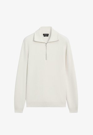 Kremowy sweter typu pulower z wysokim kołnierzem i zamkiem na ćwierć długości, z długimi rękawami i ściągaczami na mankietach. Miękka faktura.