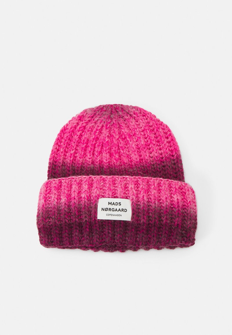 Bonnet en maille rose avec revers plié, dégradé foncé à la base et étiquette blanche Mads Norgaard Copenhagen sur le devant.