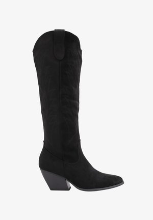 Botte de cowboy en daim noir avec bout pointu, talon incliné de hauteur moyenne, et motifs décoratifs cousus sur la tige.