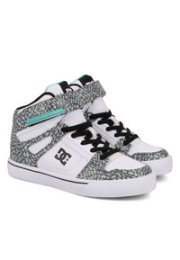 Vysoké tenisky s bielym podkladom, čiernymi šnúrkami a grafickým šedým vzorom. Vlastnosti zahŕňajú suchý zips a logo na boku. Gumená podrážka.