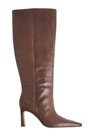Stivale da donna alto in pelle marrone con punta a mandorla e tacco sottile di media altezza, finitura liscia e dettaglio con cucitura laterale.