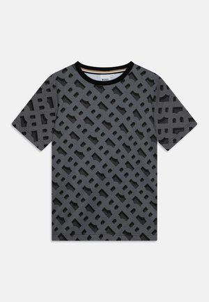 Grå t-shirt med korte ærmer med gentaget mørkt geometrisk mønster og sort rund halsudskæring, mærket Boss, lagt fladt på hvid baggrund.