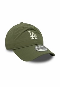 Olivgrüner Hut mit weißem, gesticktem "LA"-Logo. Besitzt einen gebogenen Schirm, einen verstellbaren Riemen und einen strukturierten Stoff mit Nähdetails.