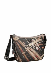 Borsa a tracolla in pelle marrone con motivi astratti beige, rossi e neri. Accessori in argento, tracolla regolabile e ciondoli decorativi inclusi.