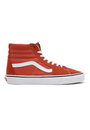 Zapatillas altas de gamuza naranja con acentos blancos, que presentan una franja lateral blanca, suela negra y cordones blancos. Superficie texturizada.