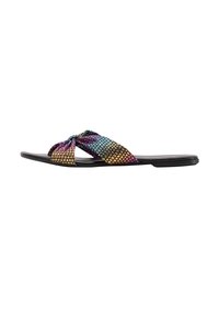 Platte slipper met een geweven, iriserende bovenkant in regenboogkleuren; heeft een kruislingse ontwerp en een zwarte zool.