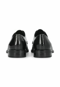 Sorte lædersko med skinnende finish, rund form, lav hæl og minimalistisk design uden synlige mønstre eller detaljer.