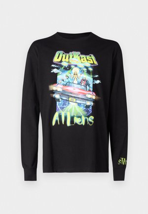 T-shirt de manga longa preta com estampa gráfica colorida de um carro, alienígenas e o texto "OutKast ATLliens" em tons vibrantes. Material macio.