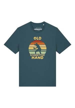 Donkergroene T-shirt met vintage zonsondergangstrepen en een silhouet van een tafeltennisspeler met de tekst "Old Schmetterhand" op de voorkant.