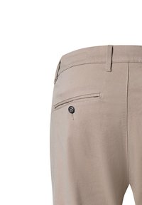 Beige Hosen mit gewebter Textur, ausgestattet mit einer Gesäßtasche mit einem schwarzen Knopfdetail und Gürtelschlaufen. Maßgeschneiderter Schnitt.