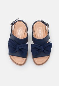 Sandali blu navy con dettaglio in tessuto a fiocco, design open-toe, cinturino alla caviglia regolabile e soletta color tan con accenti cuciti.
