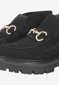 Mocassins en daim noir avec des accents en matériel doré, dotés d'une semelle plate-forme épaisse et de coutures détaillées. Design à bout rond.