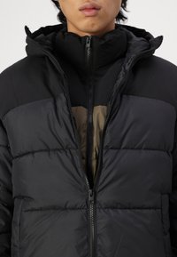 Jack & Jones JJMOON MIX PACK SET - Chaleco - black pack/canteen