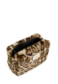 Neceser de piel sintética con estampado de leopardo, con cremallera dorada y forro interior negro, presentando una etiqueta beige con el texto "grain malice".