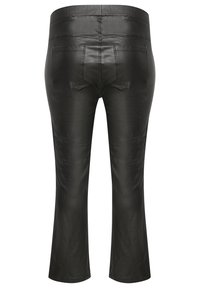 Schwarze Lederhose mit weitem Bein und glatter Textur, ausgestattet mit zwei hinteren Taschen und Nahtdetails entlang der Rückseite.