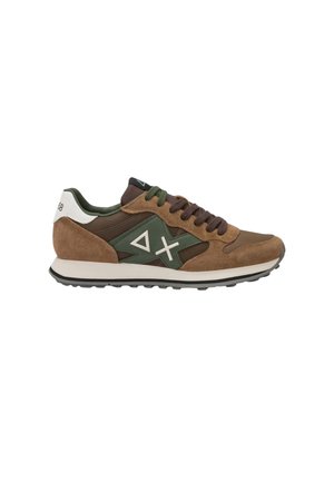Baskets de sport marron et vert avec des panneaux en suède et tissu, semelle blanche et fermeture à lacets, vues de côté sur fond blanc.