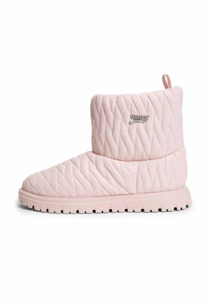 Gesteppter hellrosa Knöchel-Stiefel mit dicker Sohle und Zuglasche, mit kleinem metallischem "tommy jeans" Logo an der Seite.