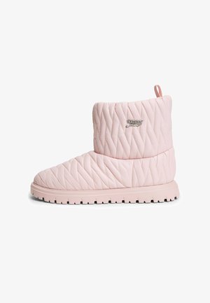 Gesteppter hellrosa Knöchel-Stiefel mit dicker Sohle und Zuglasche, mit kleinem metallischem "tommy jeans" Logo an der Seite.