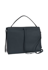 Texturovaná kožená kabelka v tmavě námořnické modři, s obdélníkovým tvarem, dvojitými rukojetmi a odnímatelným ramenním popruhem pro variabilitu.