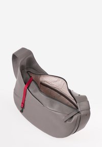 Borsa a tracolla in pelle grigia con un design curvo, dotata di chiusura a zip, tracolla di colore bordeaux e fodera interna decorata.