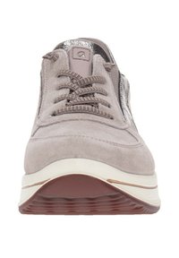 Zapatilla de ante gris con acentos metálicos, punta redondeada y cordones texturizados. Suela intermedia gruesa blanca y suela exterior de goma con un patrón. Diseño sencillo.