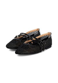 Bailarinas negras hechas de malla texturizada con un diseño de cuentas, que cuentan con dobles correas entrecruzadas y una punta afilada. Suela plana con un hardware mínimo.