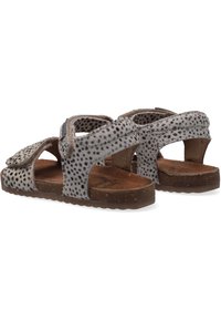 Grijze en witte sandalen met vlekken, open ontwerp, verstelbare banden en een gestructureerde zool. Gemaakt van synthetisch materiaal en kurk.