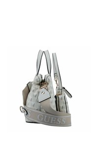Sac à main gris à motifs avec deux poignées supérieures, une bandoulière amovible et des accents en métal argenté. Il dispose d'une fermeture éclair et d'une surface texturée.