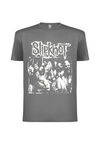 Grå T-skjorte med et slitt hvitt grafisk trykk av bandmedlemmer i masker, med bandnavnet "Slipknot" i fet skrift over.