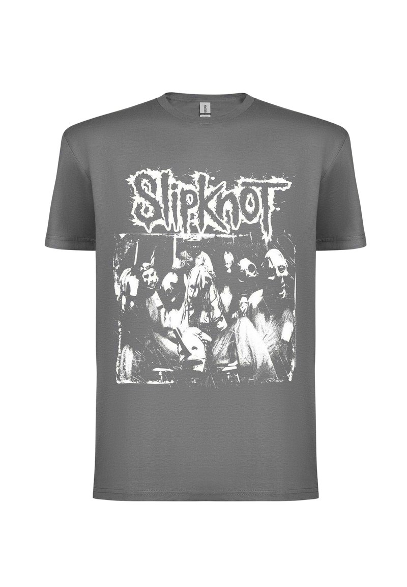 Grå T-skjorte med et slitt hvitt grafisk trykk av bandmedlemmer i masker, med bandnavnet "Slipknot" i fet skrift over.