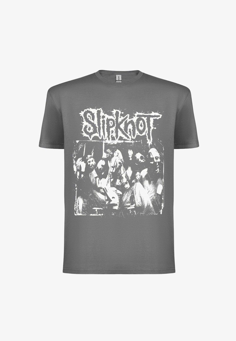Camiseta gris con un gráfico blanco envejecido de miembros de la banda con máscaras, con el nombre de la banda "Slipknot" en letras grandes arriba.