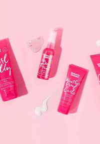 Umberto Giannini UMBERTO GIANNINI CURL HAIR CARE GIFT SET - SHAMPOO, MOUSSE & LEA - Hair set - roze